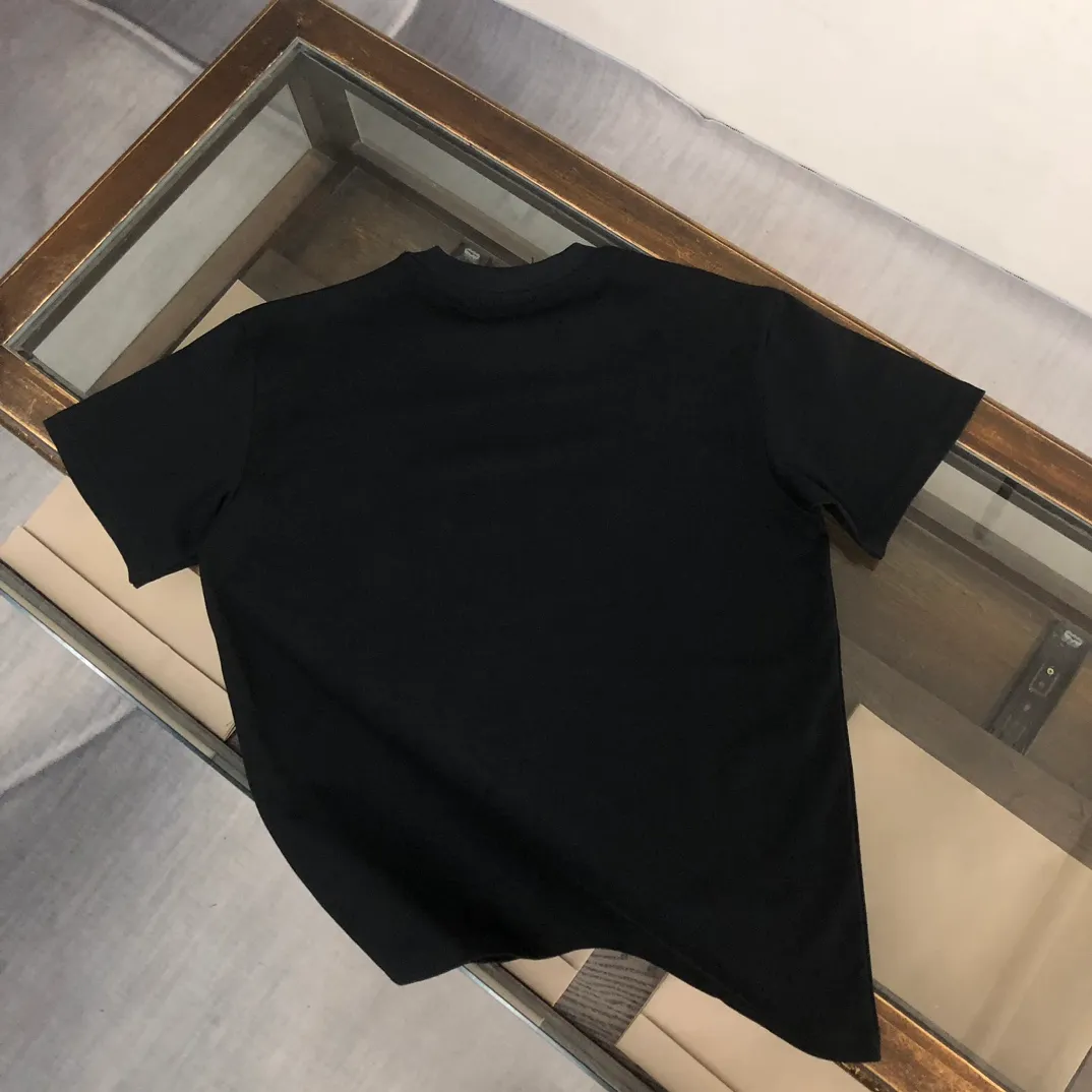 P180 Stone Island 2025 latest T-shirt, couple style ~ original order, fashionable and casual short T-shirt, specially made of customized cotton fabric ~ 100% cotton T-shirt ~ pre-washed to prevent deformation and shrinkage problem, more comfortable and breathable on the body ~ all available from stock ~ unique design style, trendy must-have item, complete with three standards 👍 Color: black/white/dark gray Size: S M L XL (larger version Please state your height and weight when placing an order)